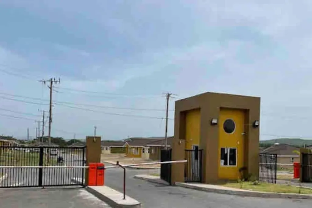 בית נופש הוילה Old Harbour Bellarose Manor